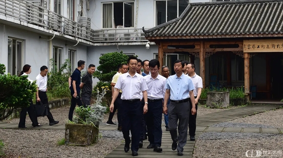 峨眉山市委书记李良一行莅临灯彩集团考察调研并召开座谈会
